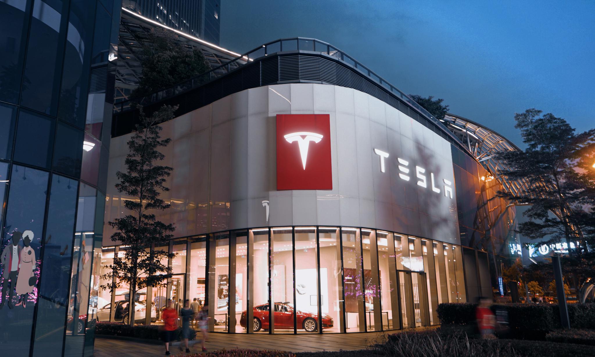 齐鲁壹点·海报新闻特斯拉再次降价，降维打击的目标竟是燃油车？