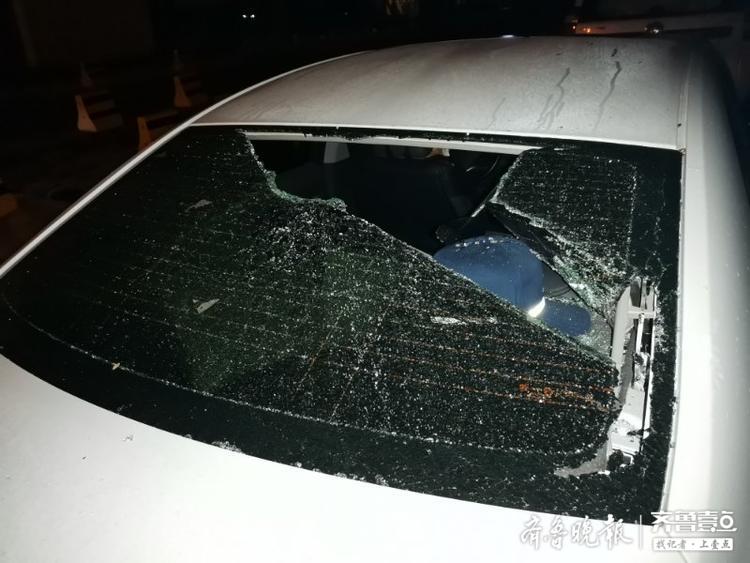 济南一小区18辆车被砸玻璃被砸出大窟窿砸车人是何来路