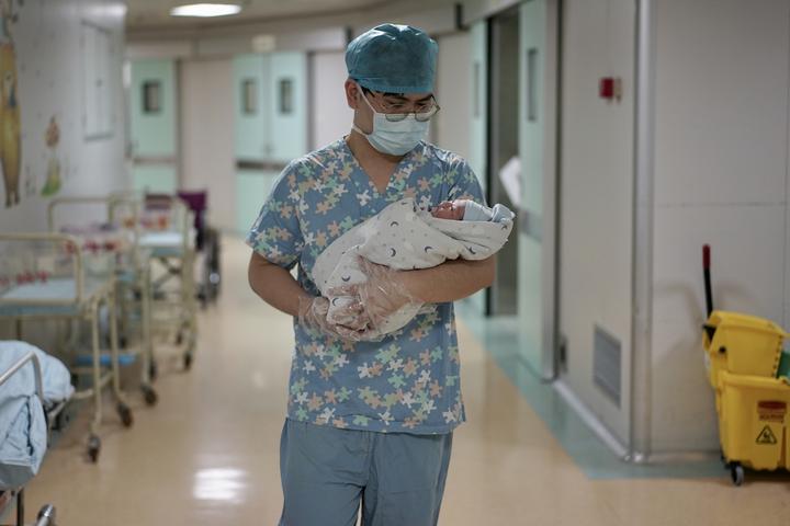 亲手接生自己孩子是怎样一种体验这位男助产士说我可太牛了