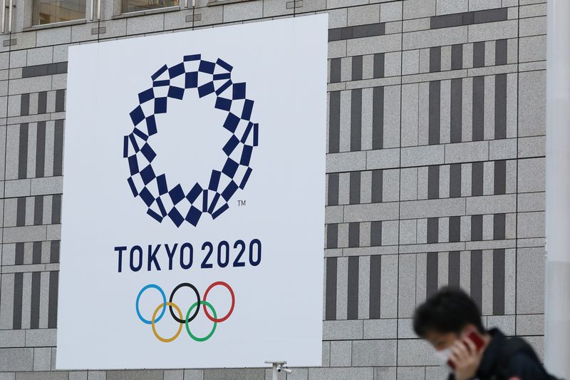 设计图案的是来自英国的驻东京记者波斯卡里,图案采用奥运会会徽周边
