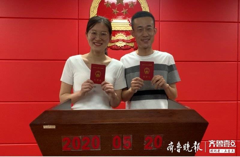 "经过等待,一对对新人终于拿到了大红色的结婚证,记者看到,很多新人