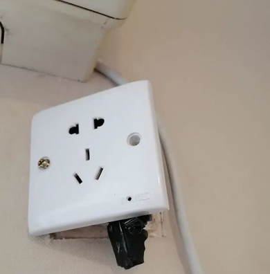 女租客在插座板上发现针孔摄像头一查里面有3000多个视频