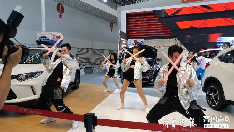 劲歌热舞、宛若天仙，百变车模精彩亮相齐鲁国际车展