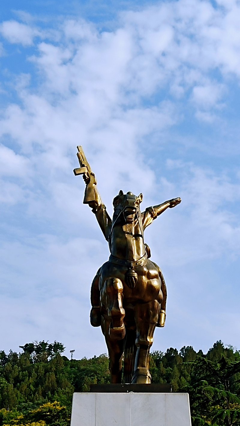 英雄立马起沙陀