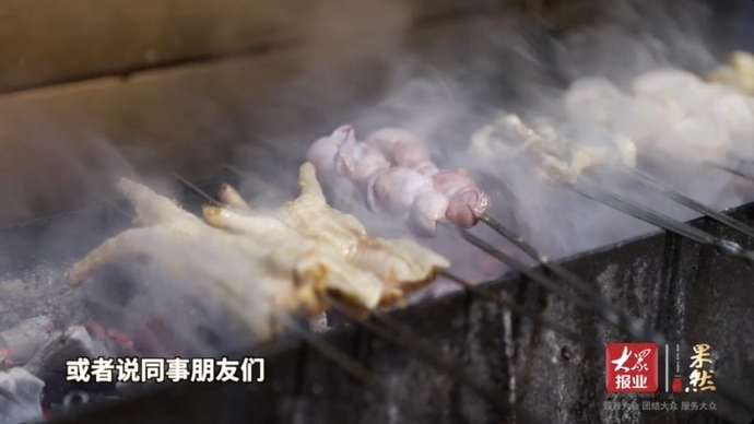 果然视频·变形记|从旅游业到烧烤店，12个人的小团队从零开始