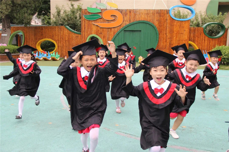 接過老師頒發的畢業證書, 光榮而聖神,要跟幼兒園說再見啦!