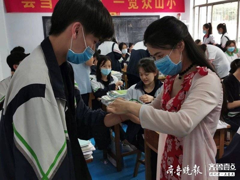 系红绳送祝福淄博十七中心系考生岂止一个暖