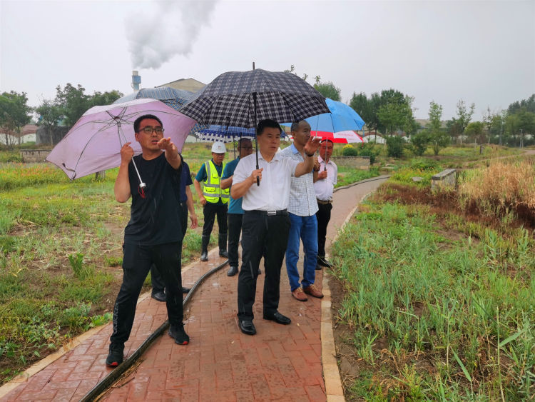 通过埋头实干,李久存和他的新班子一点一点地收复民心失地,村"两委"的