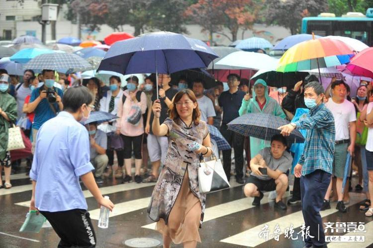 高考陪考家长，经历了烈日高温又迎来冰凉雨滴