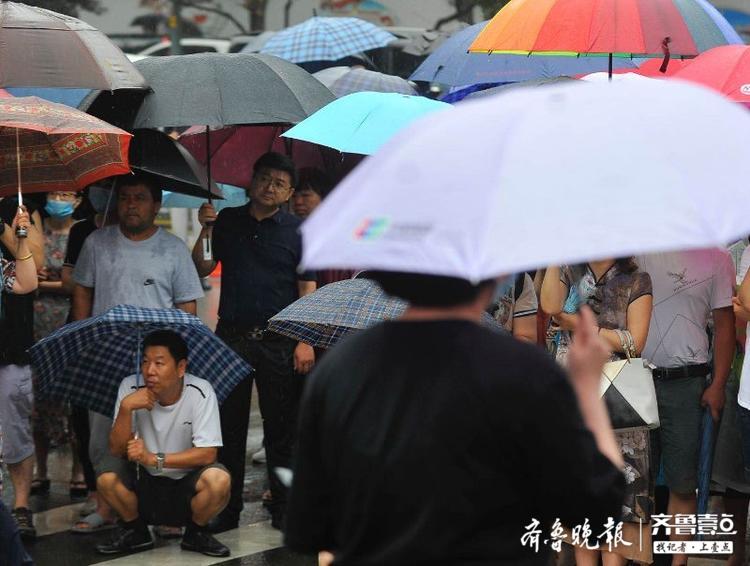 高考陪考家长，经历了烈日高温又迎来冰凉雨滴