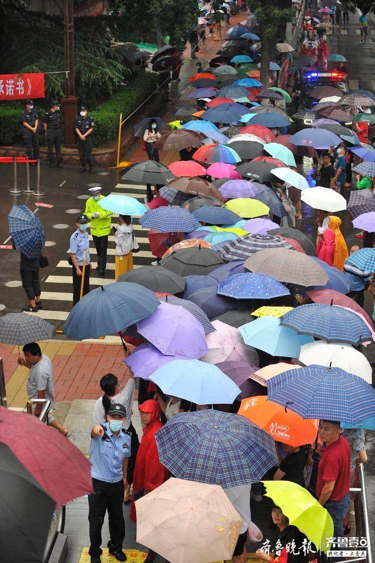 高考陪考家长，经历了烈日高温又迎来冰凉雨滴