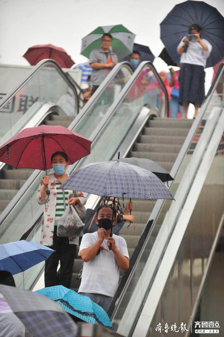 高考陪考家长，经历了烈日高温又迎来冰凉雨滴