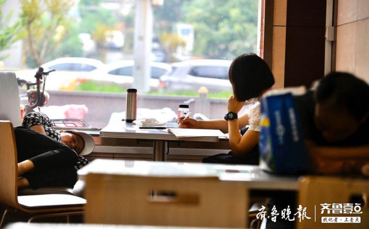 高考陪考家长，经历了烈日高温又迎来冰凉雨滴
