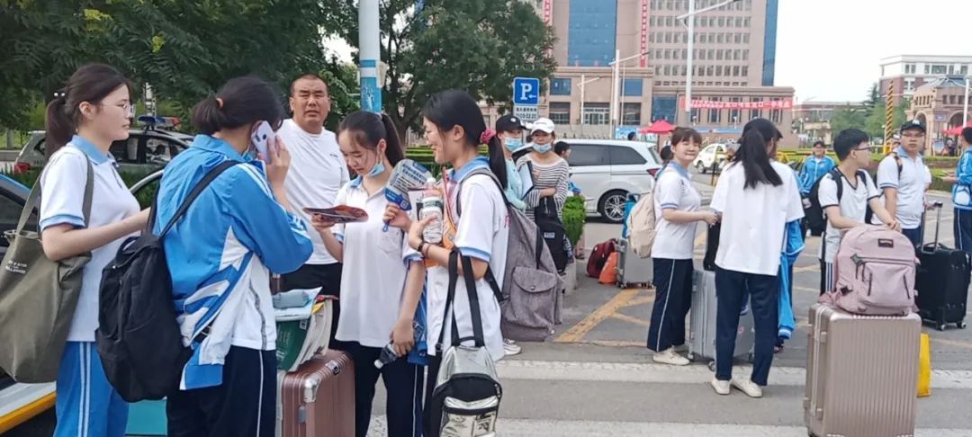 高考落幕!实拍龙口一中门口催泪画面!