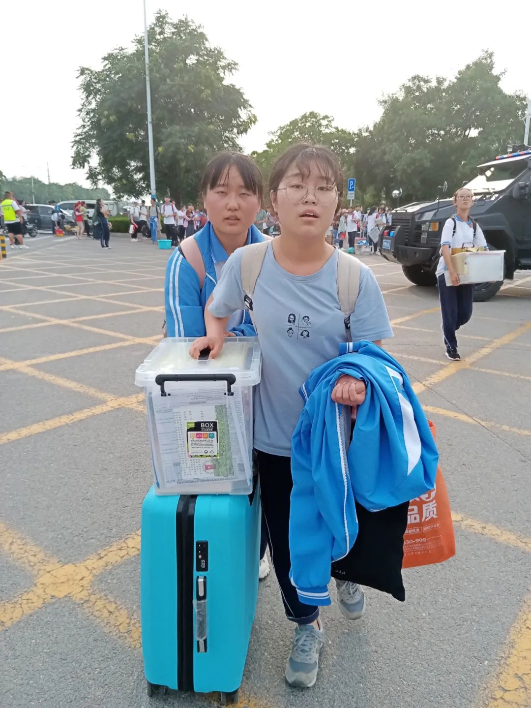 高考落幕!实拍龙口一中门口催泪画面!