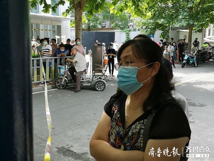 济南中考马上结束，考场外家长手持鲜花守候