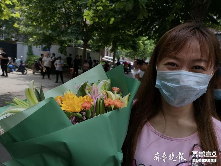 济南中考马上结束，考场外家长手持鲜花守候