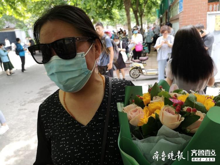 济南中考马上结束，考场外家长手持鲜花守候