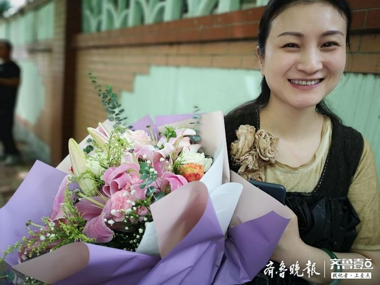 济南中考马上结束，考场外家长手持鲜花守候