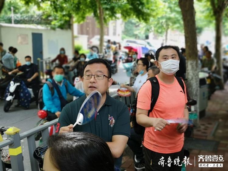 济南中考马上结束，考场外家长手持鲜花守候