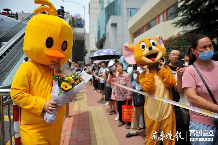太拼了！家长扮老鼠杰瑞和小黄鸭迎接考生，一会儿热出满身汗