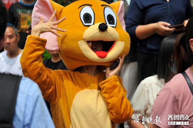 太拼了！家长扮老鼠杰瑞和小黄鸭迎接考生，一会儿热出满身汗