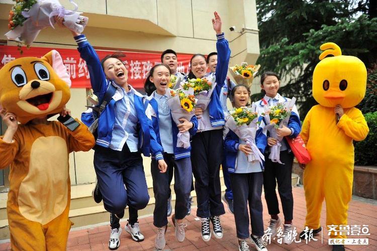 太拼了！家长扮老鼠杰瑞和小黄鸭迎接考生，一会儿热出满身汗