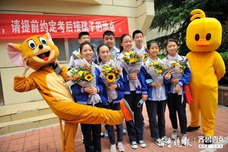 太拼了！家长扮老鼠杰瑞和小黄鸭迎接考生，一会儿热出满身汗