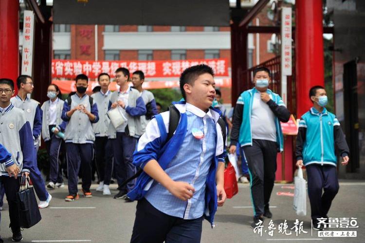 考完啦！济南中考结束，考生们撒欢儿跑出考场