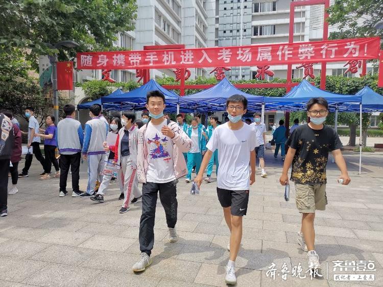 老师，谢谢您！济南中考结束，学生老师考场外合影留念