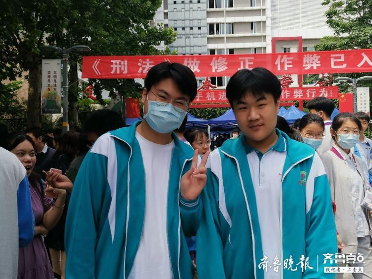 老师，谢谢您！济南中考结束，学生老师考场外合影留念