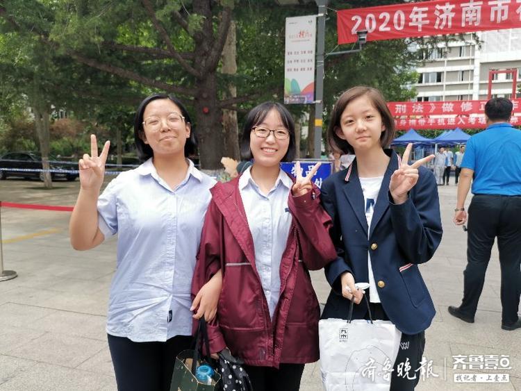 老师，谢谢您！济南中考结束，学生老师考场外合影留念