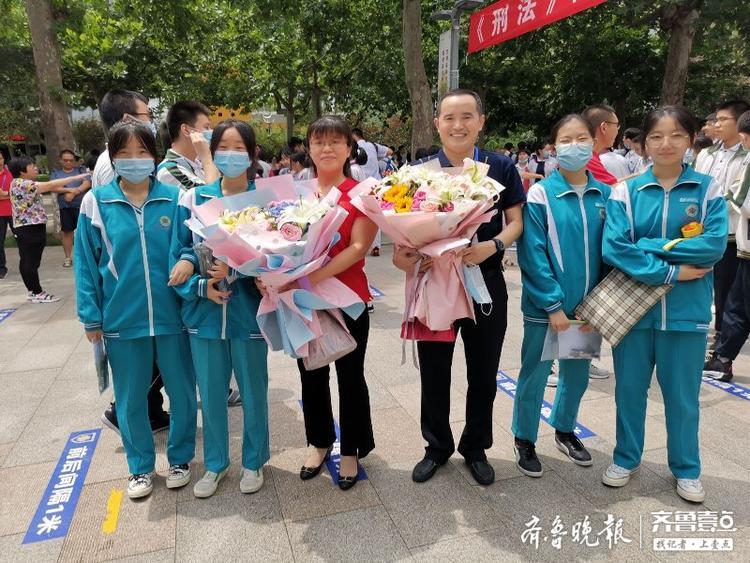 老师，谢谢您！济南中考结束，学生老师考场外合影留念