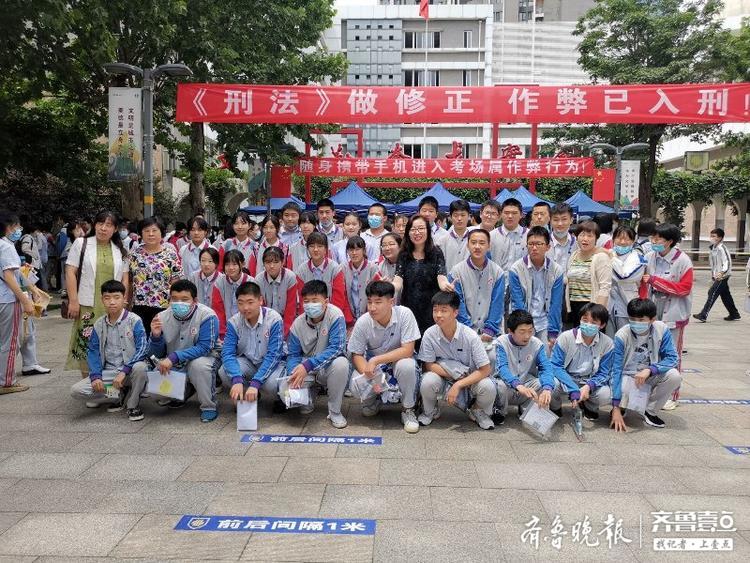 老师，谢谢您！济南中考结束，学生老师考场外合影留念