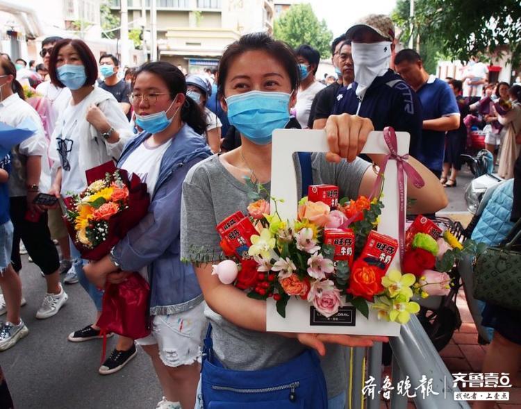 济南中考结束，妈妈的鲜花和温暖让孩子们感动