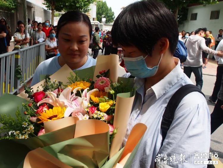 济南中考结束，妈妈的鲜花和温暖让孩子们感动