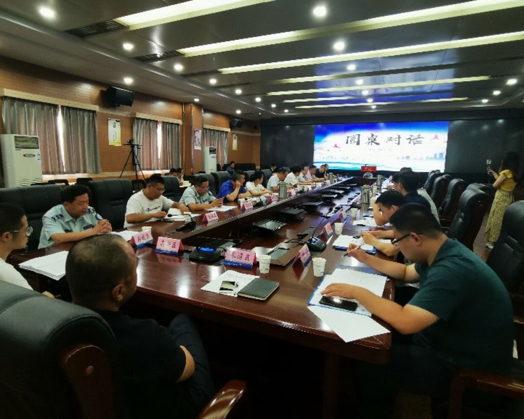 17日，由济南市城管局、齐鲁晚报·齐鲁壹点共同主办的第七期“圆桌对话”拉开帷幕，市民代表、政协委员、媒体代表等围绕“路长制”建言献策