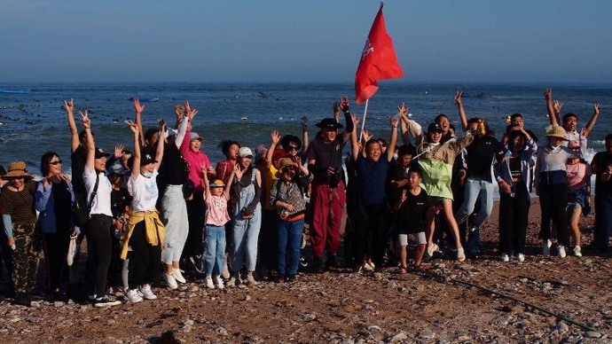 果然视频|大钦岛海滩上的欢乐时光！壹粉拥抱大海秒回童年