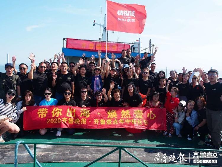 后会有期！大家在游船合影即将告别美丽海岛