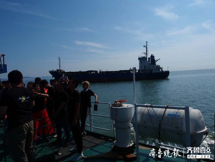 后会有期！大家在游船合影即将告别美丽海岛