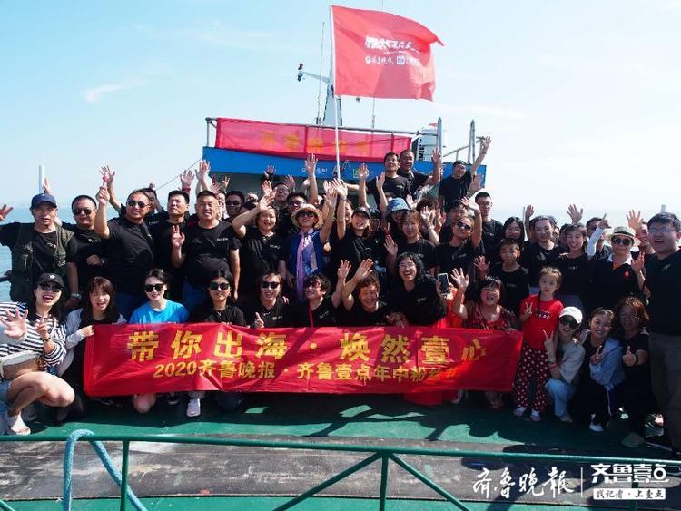 后会有期！大家在游船合影即将告别美丽海岛