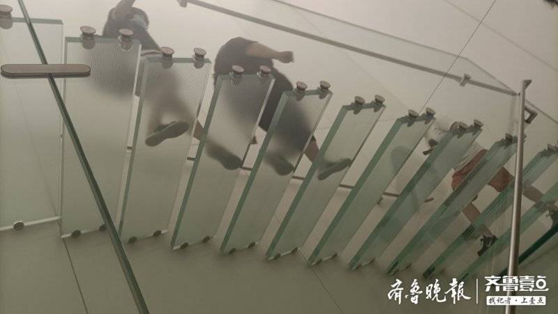 |青岛一苹果专卖店惊现“走光楼梯” 爱穿裙子的姑娘多注意