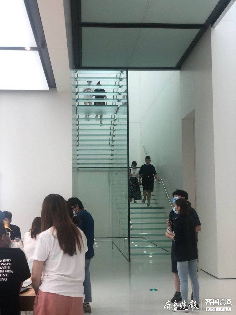 |青岛一苹果专卖店惊现“走光楼梯” 爱穿裙子的姑娘多注意
