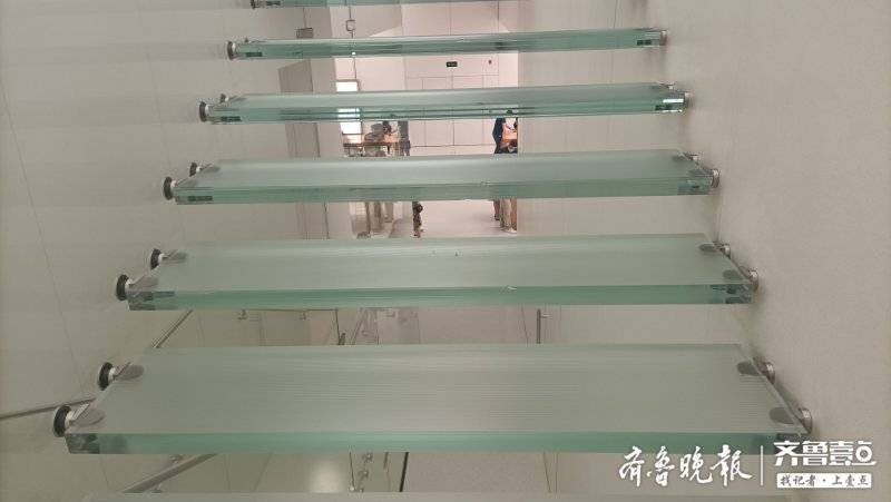 |青岛一苹果专卖店惊现“走光楼梯” 爱穿裙子的姑娘多注意