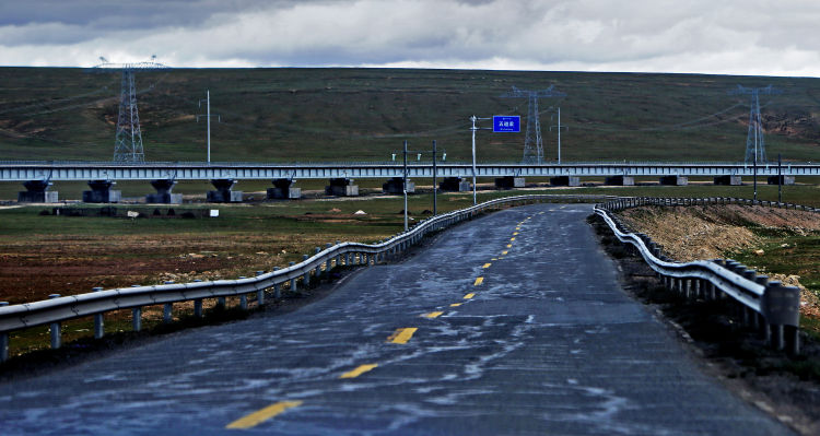 7月20日14:50左右,青藏公路五道梁段,起起伏伏的路面看上去如同汪洋