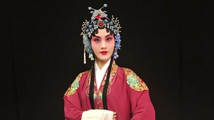 果然视频尹春媛一名柳子戏演员的后台