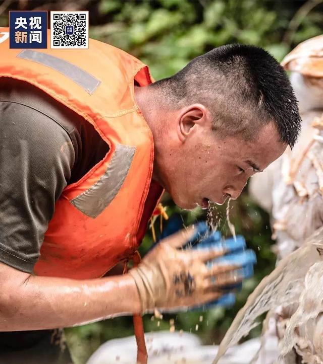 57张抗洪图,没有一个标题能承载勇士的付出!