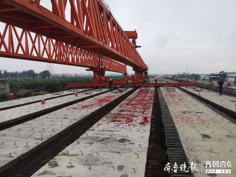 济泰高速全线最后一座桥梁架设完成