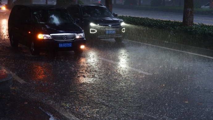 果然视频|济南大雨倾盆，街头暗如黑夜，行人淌水行走