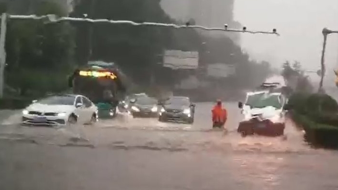 果然视频丨一场急雨，济南经十路阳光新路路口出现明显积水